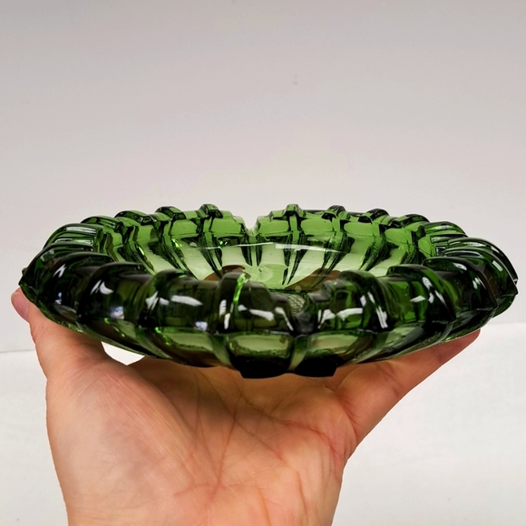 Mid-Century Modern" green 7”  "Starburst" ashtray/ trinket dish by BLENKO  USA - Picture 2 of 6